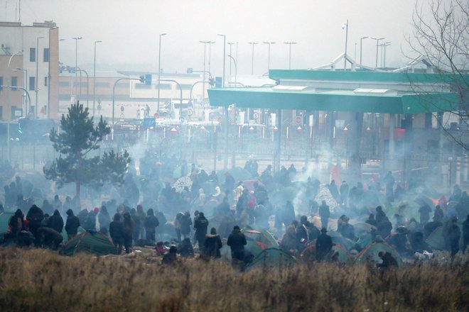 Na poljsko-beloruski meji gre za ruski poskus oslabitve EU in pri tem skrajno nehumano uporabljajo migrante, pravi varnostni strokovnjak Jakub Janda. Fotografija je bila posneta blizu mejnega prehoda Bruzgi-Kuznica. Foto Leonid Shcheglov/AFP
