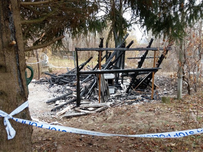 Gasilci pogasijo, policisti iščejo krivce za požare. FOTO: Aleš Stergar/Delo
