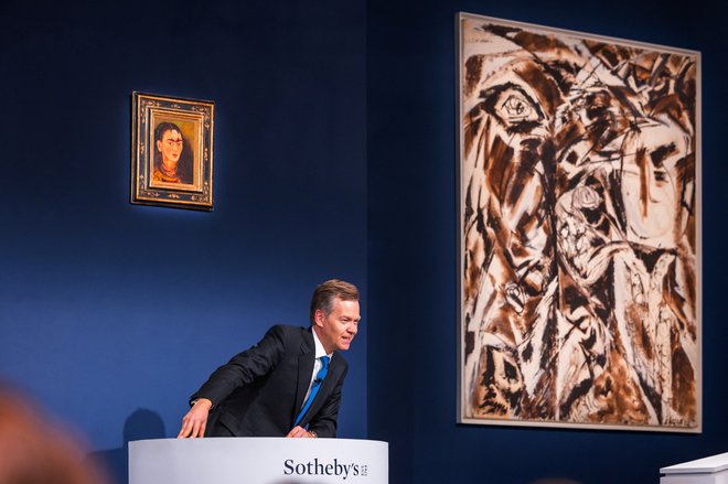 V torek so avtoportret Fride Kahlo z naslovom Diego in jaz na Sothebyjevi dražbi prodali za 34,9 milijona dolarjev, kar je bilo zabeleženo kot rekordna cena, ki je bila kdaj koli plačana za delo katerega od latinskoameriških umetnikov. FOTO: Julian Cassady/sotheby&#39;s/Reuters
