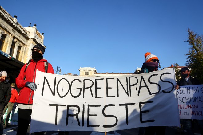 Po ocenah zahodnih sosedov Slovenija to jesen izvaža virus v Italijo in utrjuje četrti val pandemije. FOTO: Borut Živulovič/Reuters
