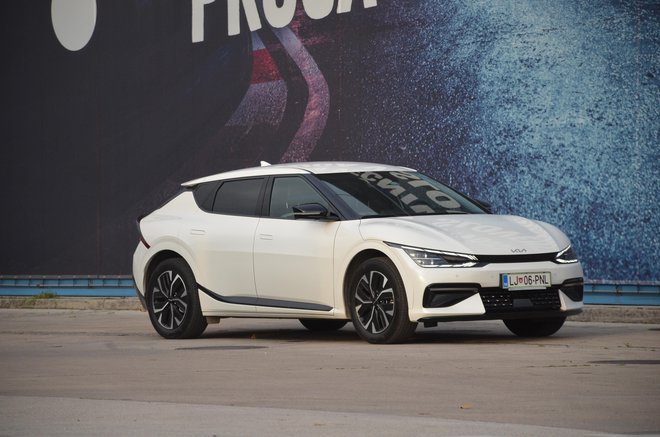 Kia EV6 je oblikovno drugačna od tehničnega sorodnika ioniqa 5. FOTO: Gašper Boncelj
