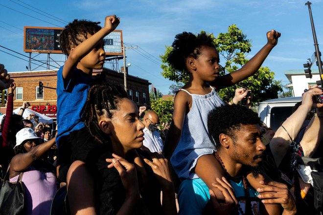 Smrt temnopoltega Georgea Floyda v Minneapolisu je konec lanskega maja sprožila najbolj množične demonstracije v zgodovini ZDA za enakopravnost temnopolte manjšine.
Foto Kerem Yucel/AFP
