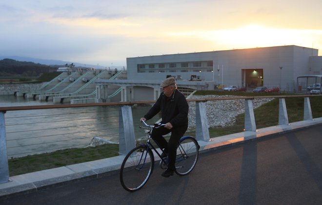 Slovenija sicer ima predvidene zajetne naložbe na področju proizvodnje in oskrbe z električno energijo, a se zatika tako pri načrtovanju in pridobivanju dovoljenj kot pri izvedbi. FOTO: Tomi Lombar/Delo
