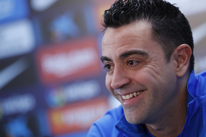 Xavi (na fotografiji) je v pričakovanju prve tekme na klopi Barçe namignil, da bi lahko z izbiro začetne enajsterice tudi presenetil. FOTO: Albert Gea/Reuters
