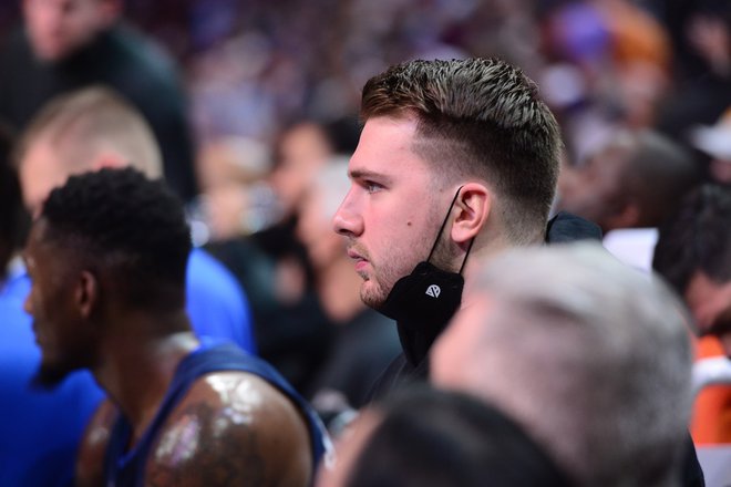 Luka Dončić (na fotografiji) je v Phoenix pripotoval z ekipo, a zadnji tekmi spremljal kot gledalec. FOTO: Joe Camporeale/USA Today Sports
