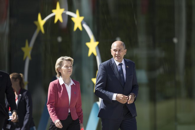 Premier Janez Janša je poskrbel za škandal že na samem začetku predsedovanja, ob obisku kolegija evropske komisije. Tudi njena predsednica Ursula von der Leyen ni skrivala nezadovoljstva. FOTO: Jure Eržen/DELO
