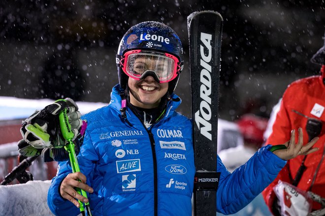 Andreja Slokar (na fotografiji) je več kot le upravičila rdečo majico vodilne smučarke sezone. FOTO: Johann Groder/AFP
