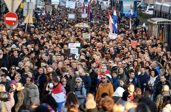 Poročevalec televizije RTL Goran Latković je dobil dva udarca v glavo in rebra. FOTO: Denis Lovrović/AFP
