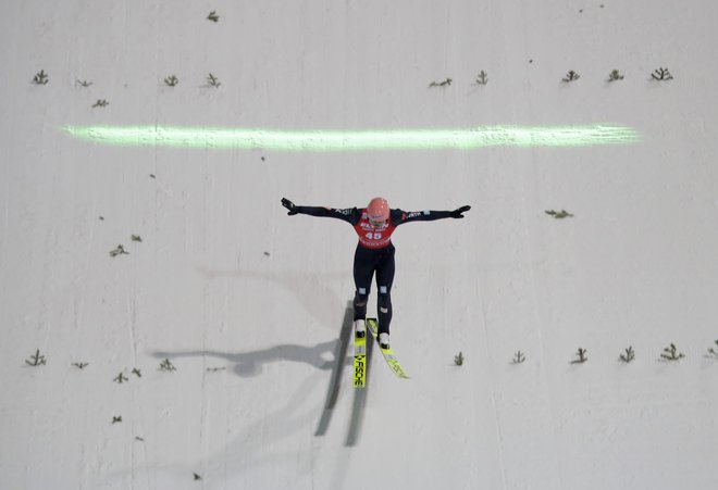 Karl Geiger se je prvi okronal z zmago v novi zimi 2021/22. FOTO: Maskim Šemetov/Reuters

