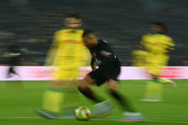 Kylian Mbappé je še vedno prehiter za tekmece in fotografe. FOTO: Franck Fife/AFP
