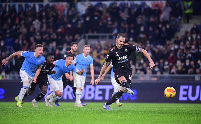 Juventusov Leonardo Bonucci je v Rimu dvakrat zabil iz najstrožje kazni. FOTO: Alberto Lingria/Reuters
