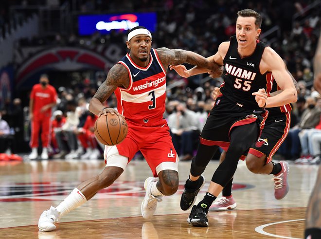 Bradley Beal (levo) in Duncan Robinson. FOTO: Brad Mills/Usa Today Sports
