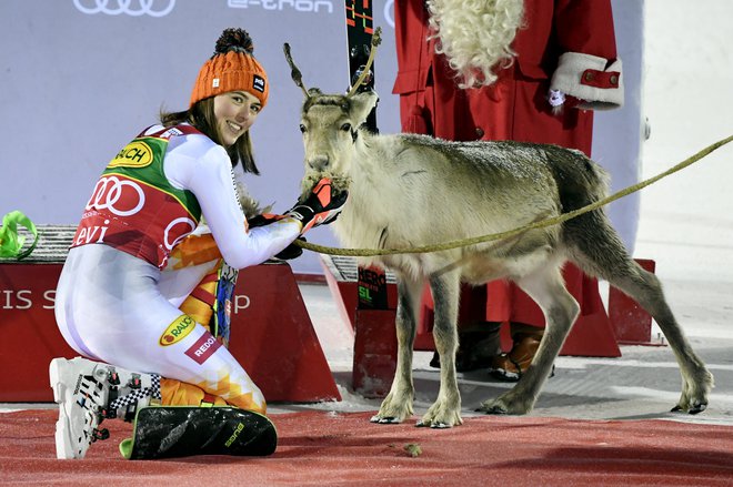 Petra Vlhova je v odlični formi že na uvodu v sezono, po zmagi je upoštevala tradicijo Levija in se slikala s simpatičnim jelenčkom. FOTO: Lehtikuva Lehtikuva/Reuters
