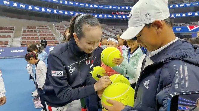 Peng Shuai je včeraj mladim teniškim igralcem delila avtograme. FOTO: Twitter@qingqingparis/Reuters
