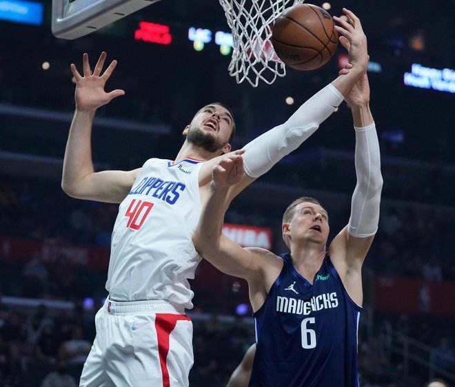 Ivica Zubac in Kristaps Porzingis (desno) sta odlično odprla obračun, ki sta ga nato v svoje roke vzela Paul George in Reggie Jackson. FOTO: Robert Hanashiro/USA&nbsp;Today Sports
