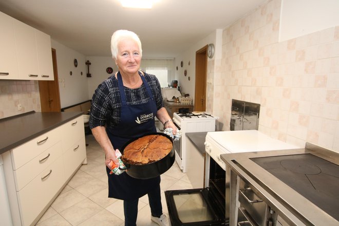 Teta Marta je ravnokar spekla velik hleb sadnega kruha za prodajo. FOTO: Jože Pojbič
