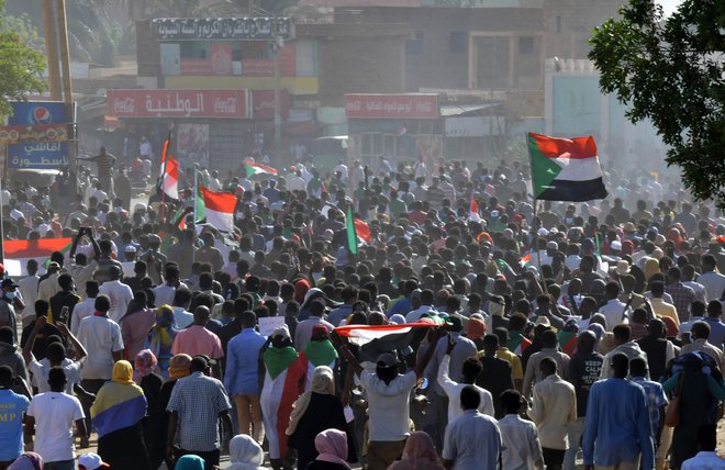 Protestniki v Omdurmanu so zahtevali vrnitev v civilno vladavino. Foto AFP
