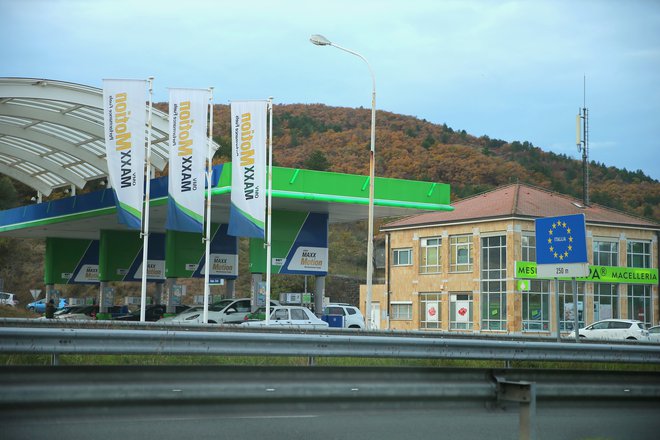 Na slovenskih obmejnih bencinskih servisih ne zaznavajo večjega navala Italijanov, ki naj bi ga sprožile podražitve goriva in česar se zelo bojijo pri sosedih. FOTO:Jože Suhadolnik/Delo
