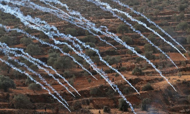 Izraelske varnostne sile pritiskajo na Palestince v Zahodnem bregu. FOTO:&nbsp;Jaafar Ashtiyeh/AFP
