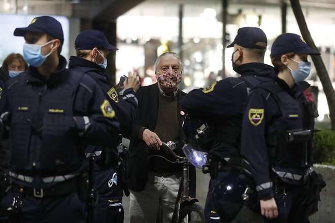 Policisti so proti&nbsp;Andreju Rozmanu - Rozi zaradi branja ustave na Trgu republike sprožili postopek. FOTO:&nbsp;Leon Vidic/Delo
