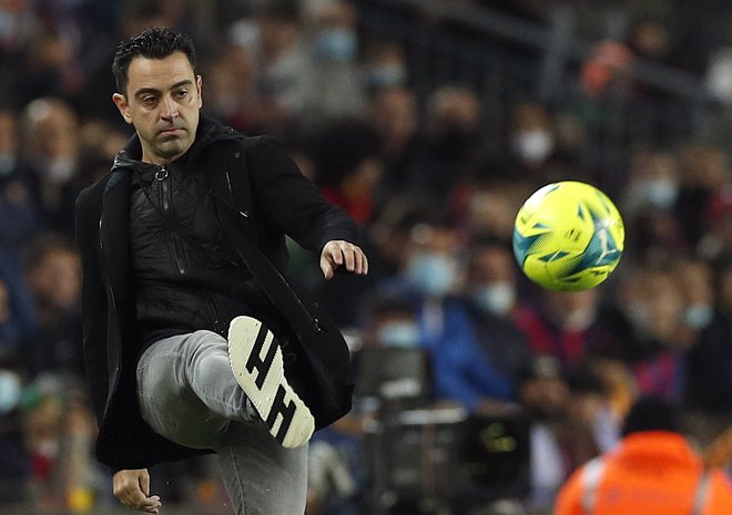 Xavi je nekoč ponotranjil filozofijo Pepa Guardiole, zdaj bo v Barceloni odločal sam. FOTO: Albert Gea/Reuters
