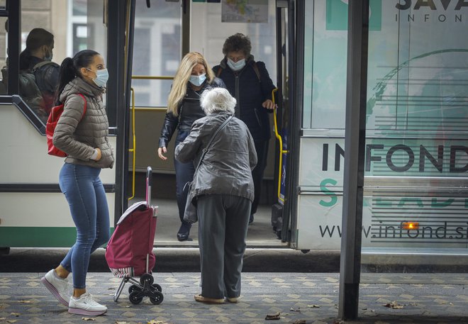 Pomembna novost s prvim oktobrom je omogočanje brezplačnega medkrajevnega prometa za starejše od 65 let. FOTO:&nbsp;Jože Suhadolnik/Delo
