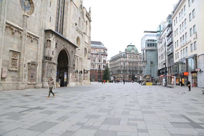 V zgodovinskem središču mesta, tam, kjer je običajno velika množica turistov in domačinov, ni nikogar. Ali skoraj nikogar.
