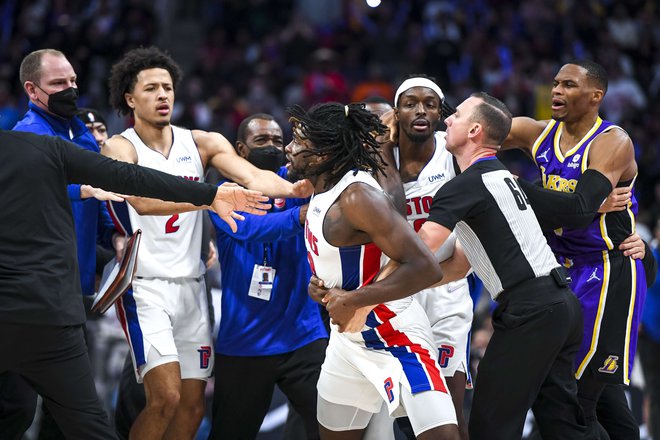 Isaiah Stewart si je za odziv na udarec LeBrona Jamesa prislužil celo tekmo kazni več kot prvi zvezdnik. FOTO: Nic Antaya/AFP.
