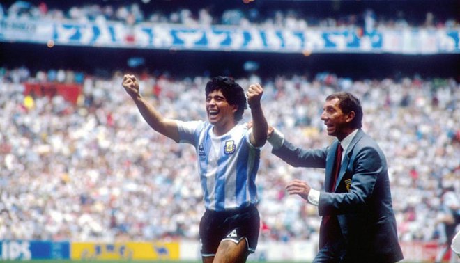 Diego Maradona nima miru niti v &raquo;nebesih&laquo;, njegov nekdanji trener in selektor Argentine Carlos Bilardo, ki ima nevro-degenerativno bolezen Hakim-Adamsov sindrom, pa ne ve, da je njegov &quot;Zlati Pibe&quot; že umrl. FOTO: Reuters
