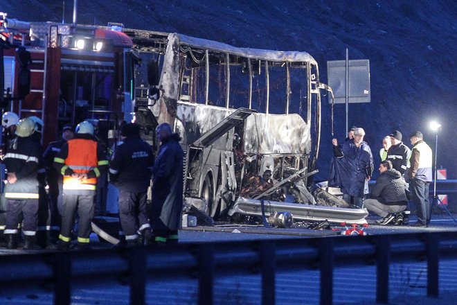 Skupaj je bilo na avtobusu 50 potnikov in dva voznika, je poročal bolgarski radio. FOTO: Dimitar Kyosemarliev/AFP
