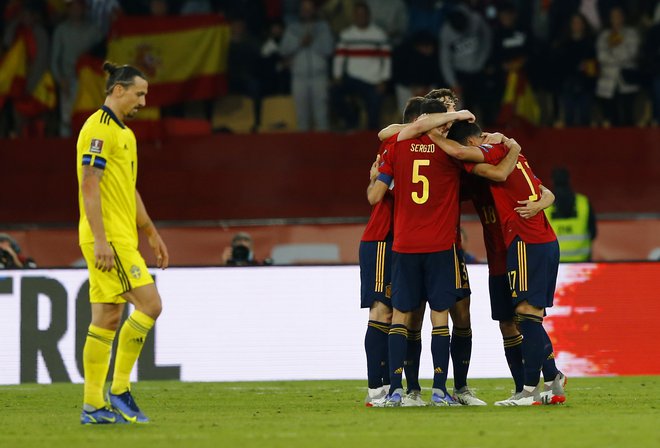 Zlatan Ibrahimović med tekmo v Sevilli, kjer so se Španci v zadnjem kolu ravno na račun Švedov prebili na SP v Katarju. FOTO: Marcelo Del Pozo/Reuters
