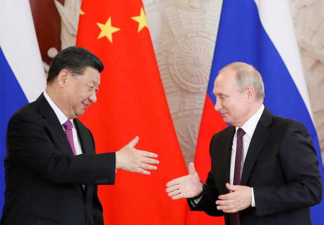 Kitajski predsednik Xi Jinping in ruski predsednik Vladimir Putin. FOTO: Evgenia Novozhenina/Reuters
