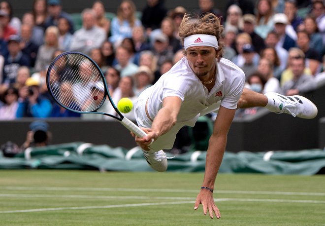 Julij 2021. Nemec Alexander Zverev vrača žogico Kanadčanu Felixu Auger-Aliassimeu med dvobojem četrtega kroga ATP turnirja Wimbledonu. FOTO: Jonathan Nackstrand/Afp


 
