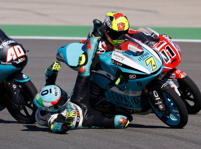 November 2021. Na dirki Moto3 za veliko nagrado Algarve, na portugalskem Portimau, je padel Dennis Foggia iz Leopard Racinga. FOTO: Marcelo Del Pozo/Reuters
