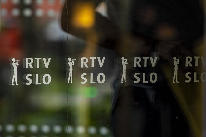 Podpisniki odprtega pisma pozivajo vodstvo TV Slovenija, naj ne ukine oddaje Globus, ki je sestavni del politične kulture. Foto Voranc Vogel/Delo
