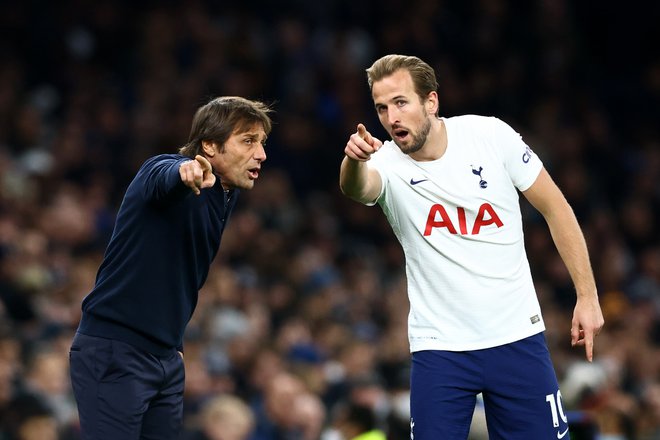 Trener Tottenhama Antonio Conte in njegov prvi as Harry Kane. FOTO: David Klein/Reuters
