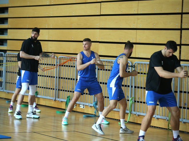 Edo Murić (drugi z leve) med treningom z reprezentančnimi soborci. FOTO: Jože Suhadolnik/Delo
