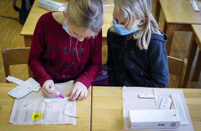 Z odloki brez zakonske podlage in drugimi predpisi država ne more omejevati pravic državljanov, še najmanj pa otrok, so zapisali v Civilni iniciativi staršev za zaščito otrok (fotografija je simbolična).&nbsp;FOTO: Matej Družnik/Delo
