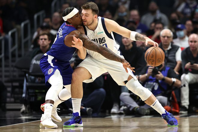 Dallas je močno pogrešal Luko Dončića, ki se je v Los Angelesu vrnil na parket po treh tekmah odsotnosti in je odločilno pomagal do 10. Dallasove zmage v sezoni. FOTO: Sean M. Haffey/AFP
