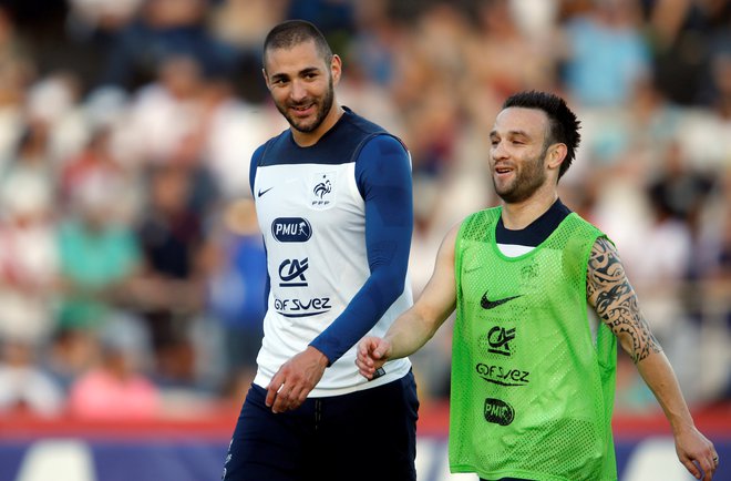 Karim Benzema (levo) in Mathieu Valbuena sta bila prijatelja in reprezentančna osigralca, za izsijevanje pa jo je Realov zvezdnik&nbsp; odnesel s pogojno zaporno kaznijo ter denarno. FOTO: Charles Platiau/Reuters
