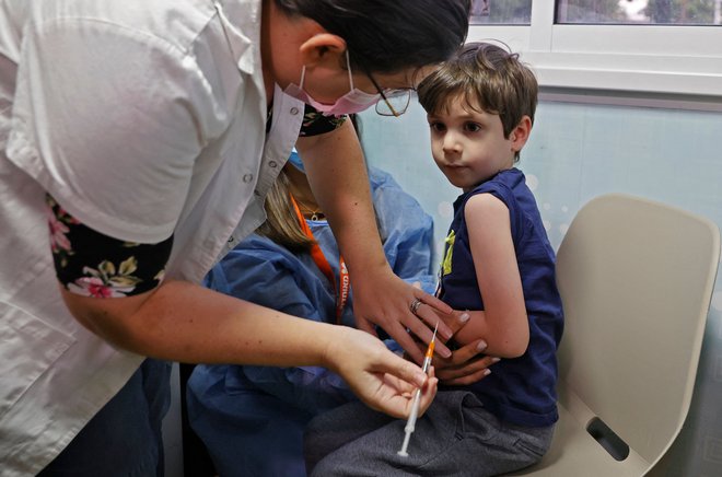 Izkušnje s cepljenjem otrok s cepivom podjetja Pfizer-Biontech imajo predvsem v ZDA, Izraelu in na Dunaju. Foto Jack Guez/AFP
