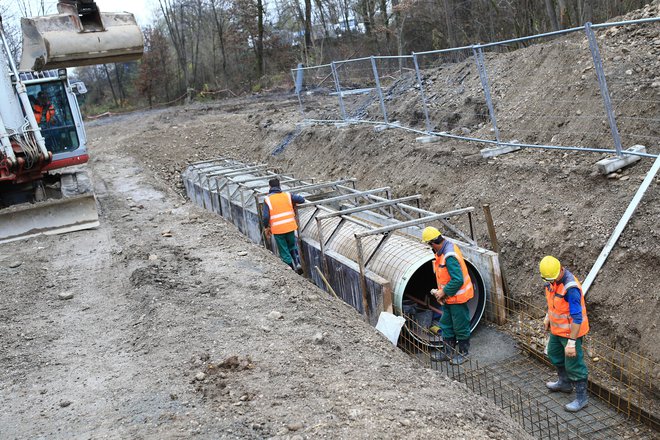 Za dodatno zaščito podtalnice so bile na delu trase kanala C0 vgrajene kinete. FOTO: Tomi Lombar/Delo
