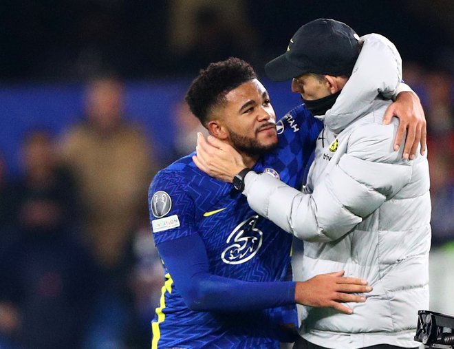 Reece James (levo) in trener Thomas Tuchel. James je ob Mohamedu Salahu (16 golov in 7 asistenc za L&#39;pool) edini nogometaš premier league z več kot 5 goli in asistencami v vseh tekmovanjih te sezone. FOTO: Hannah Mckay/Reuters
