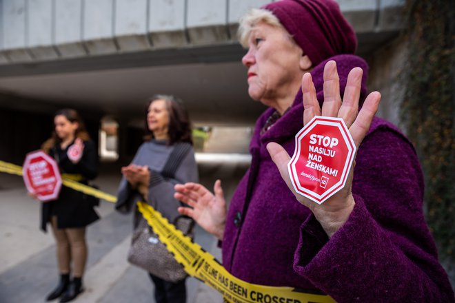 Ženski forum SD je včeraj skupaj z nevladnimi organizacijami opozoril na ničelno toleranco do nasilja nad ženskami in nasilja na podlagi spola. Foto Črt Piksi
