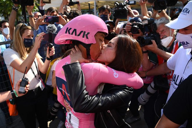 Egan Bernal je v objemu Marie Motas proslavljal letošnjo skupno zmago na dirki po Italiji. FOTO: Gian Mattia D&#39;Alberto/AFP
