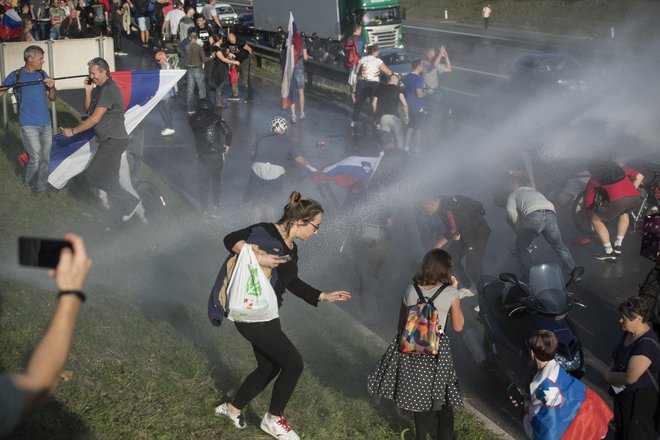 Epidemija koronavirusa še ne pojenja, skupaj s številkami pozitivnih raste tudi razdvojenost med prebivalstvom. FOTO: Jure Eržen/Delo
