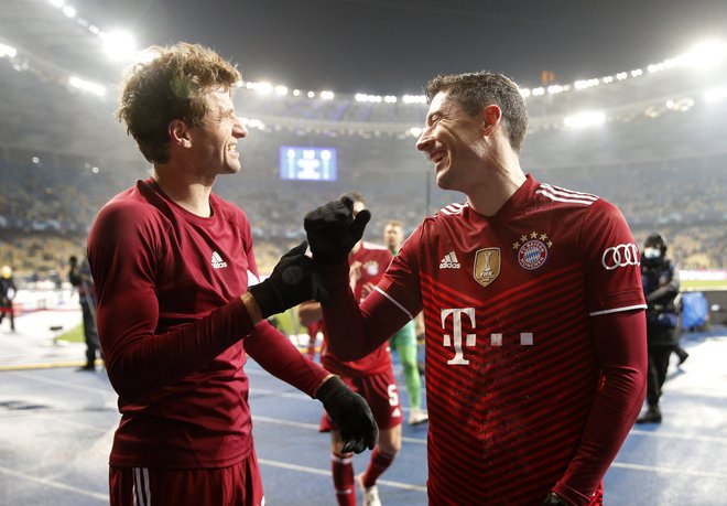 Thomas Müller in Robert Lewandowski sodita med najvplivnejše može v Bayernovi slačilnici. FOTO: Valentyn Ogirenko/Reuters
