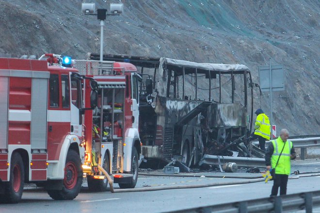 Avtobus je v torek trčil v zaščitno ograjo na avtocesti v Bolgariji, se prevrnil in zagorel. FOTO:&nbsp;Dimitar Kyosemarliev/AFP
