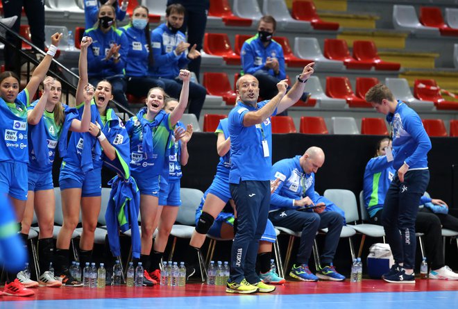 Dragan Adžić med aprilsko&nbsp;tekmo Slovenije proti Islandiji v Ljubljani. FOTO: Matej Družnik/Delo
