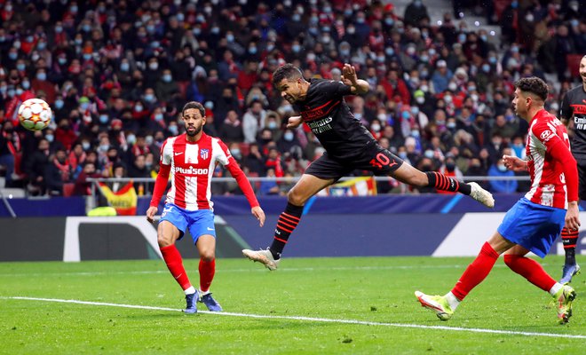 Jan Oblak je bil nemočen, ko je poletel Milanov mesija ... FOTO: Juan Medina/Reuters
